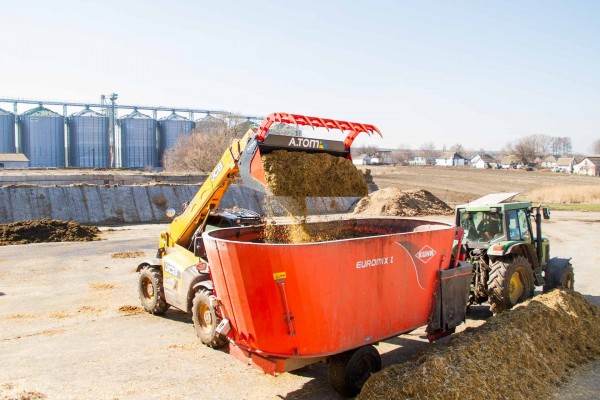 Silage bucket with grab