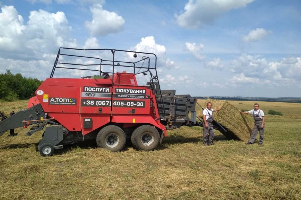 Тюкування сіна: яку техніку обрати